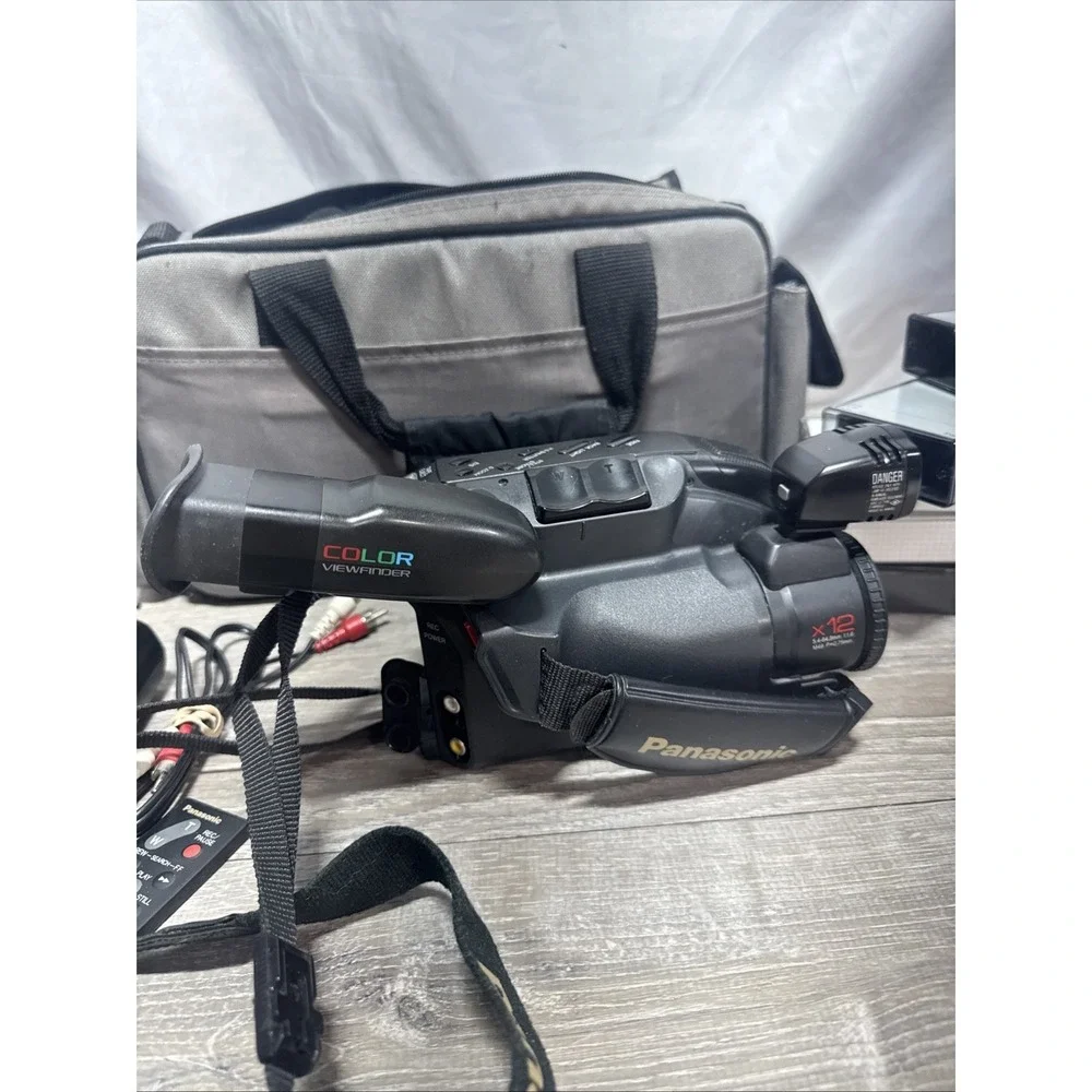 Panasonic PV-IQ604 Palmcorder IQ Digital VHS-C Camcorder, No Battery, Tested
